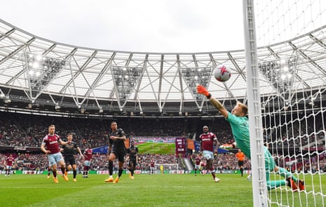 Jarrod Bowen scores West Ham’s equaliser in the 2-2 draw against Arsenal.