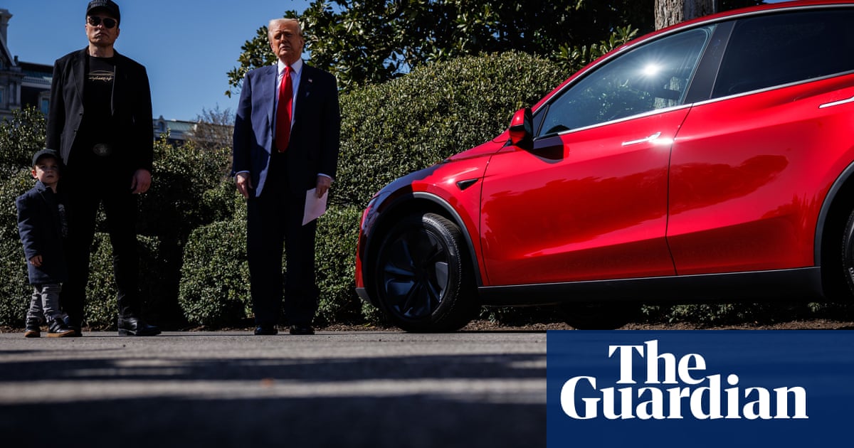 Elon Musk tells Tesla employees to hold onto their stock amid harsh selloff