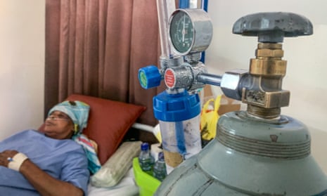 Marie-Jeanne Ngalula receives oxygen on a Covid ward at Kinshasa’s Mama Yemo hospital.