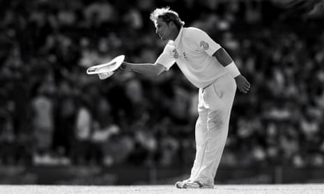 Shane Warne bows to the crowd on day three of the fifth Test at the SCG in 2007, with Australia on their way to a whitewash 16 months after losing the Ashes