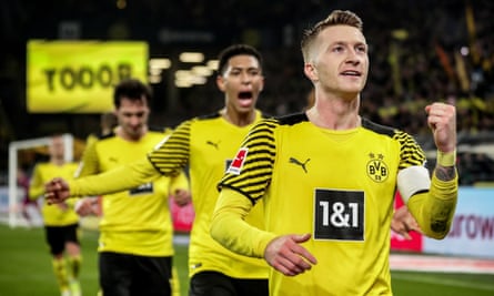 Marco Reus’ late winner for Dortmund means they are just a point behind leaders Bayern.