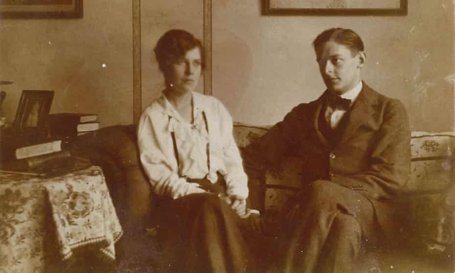 TS Eliot and Vivien Eliot at home in 1916