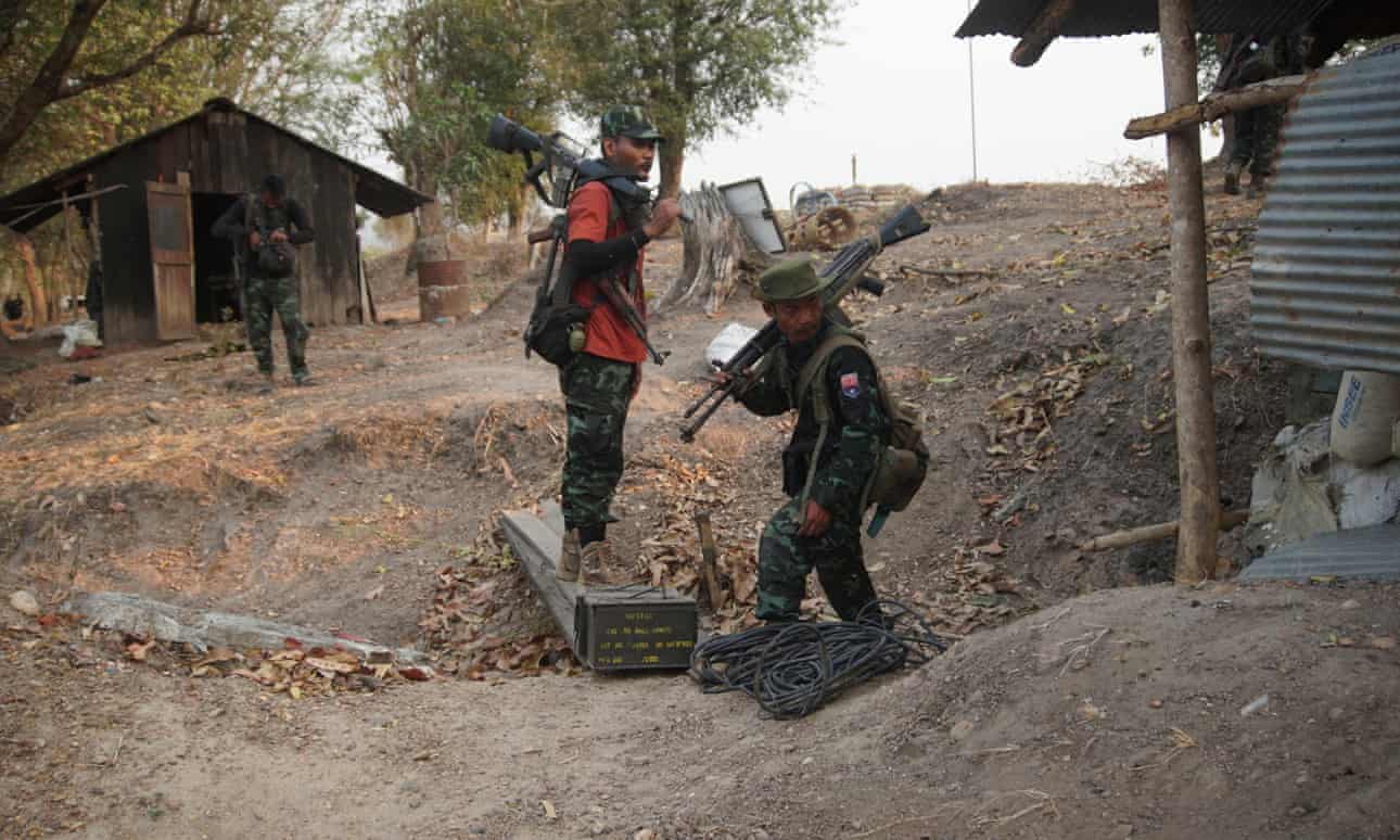 Golpe para el ejército de Myanmar mientras los rebeldes dicen que cientos se han rendido en una ciudad fronteriza clave