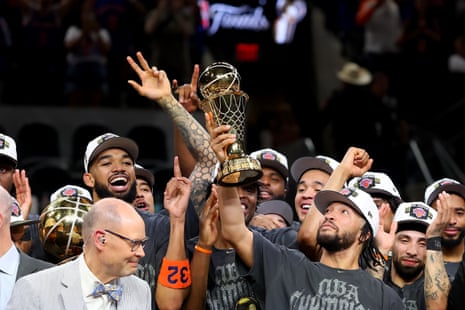 Ο Jalen Brunson σηκώνει το τρόπαιο του MVP των τελικών του NBA.