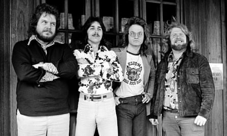 Randy Bachman, Blair Thornton, Robbie Bachman y Fred Turner de Bachman-Turner Overdrive en Copenhague, Dinamarca, en 1974.