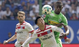 Denis Zakaria (right) jostles with Hamburg’s Tatsuya Ito in a Bundesliga game.