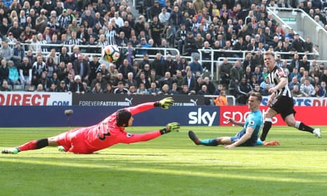 Matt Ritchie scores Newcastle’s second goal against Arsenal. 