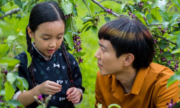 Créer des souvenirs… Malea Emma Tjandrawidjaja et Justin H Min dans After Yang.