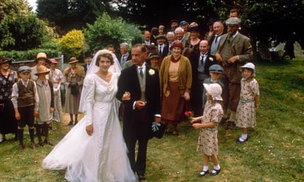 Hurley with Geoffrey Palmer on the set of Dennis Potter’s TV series Christabel in 1988.