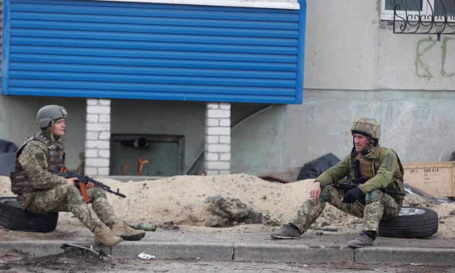 Russia-Ukraine war: Severodonetsk one of Russia’s ‘immediate tactical priorities’, UK says – live 1 Ukrainian service members rest on a street, in Sievierodonetsk, Luhansk region