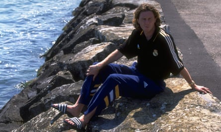 Steve McManaman duduk di tepi danau di Swiss.