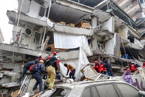 Los equipos de rescate realizan operaciones de búsqueda y rescate en un edificio derrumbado después del terremoto de magnitud 7,4 que azotó Diyarbakir, Turkiye.