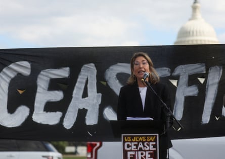 Naomi Klein in front of banner saying ‘ceasefire’