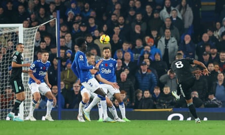 Yuri Tillmans anota su sorprendente primer gol con el Leicester