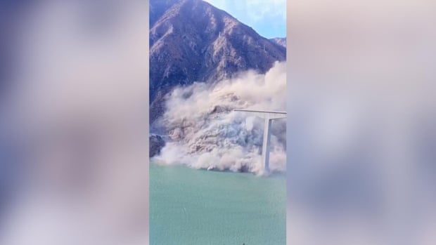 Un nuevo puente en el suroeste de China se derrumba contra la ladera de una montaña. Un nuevo puente en el suroeste de China se derrumba contra la ladera de una montaña.