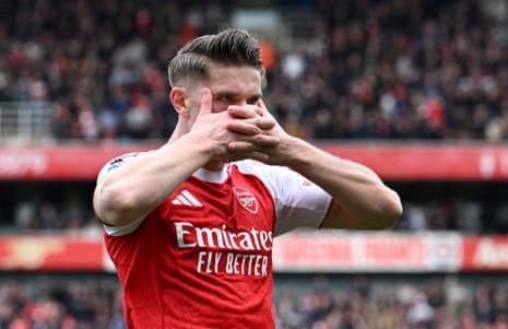 आर्सेनल के विक्टर ग्योकेरेस अपनी टीम के लिए पहला गोल करने का जश्न मनाते हुए