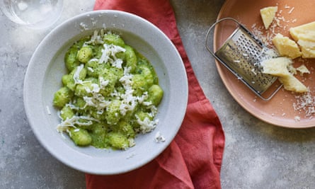 Gnocchi mit grünen Erbsen und Ricotta-Salata.