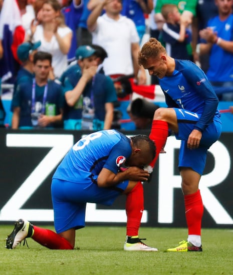 And gets the shoe shine treatment from Payet.
