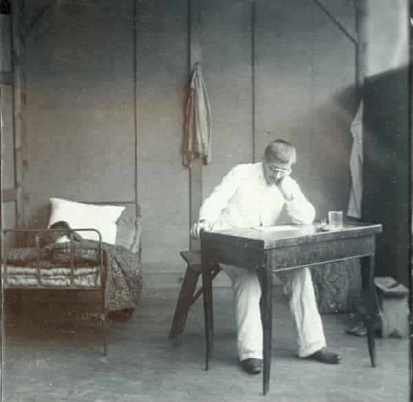 Alfred Traffus dans sa chambre sur l'île du Diable en 1898