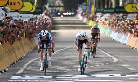 Matej Mohoric edges out Kasper Asgreen on the line to win stage 19