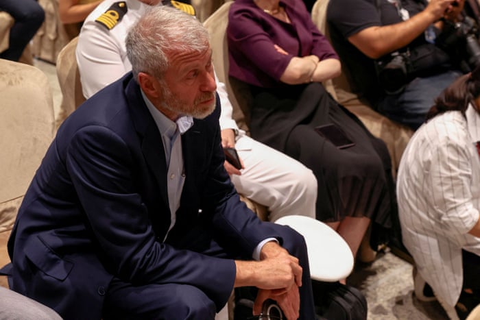Russia-Ukraine war: Kyiv and Moscow sign deal to allow grain exports from blockaded Black Sea ports – live 6 Roman Abramovich, who has spent years insisting that he had no close links to the Putin regime, attends the grain deal signing ceremony in Istanbul.