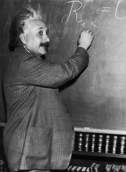 Albert Einstein penning  a mathematic look   connected  a blackboard