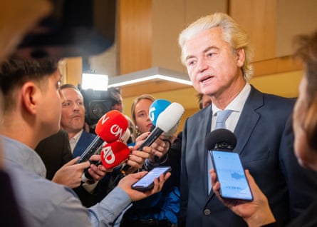 Geert Wilders answering questions with several journalists standing in front of him