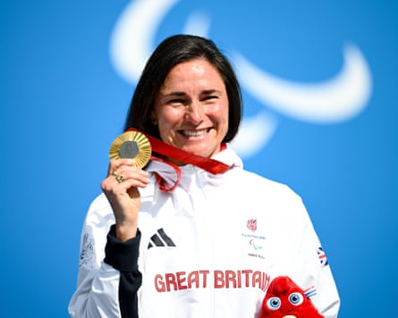 Sarah Storey shows off her C5 individual time trial gold medal at the Paris 2024 Paralympic Games