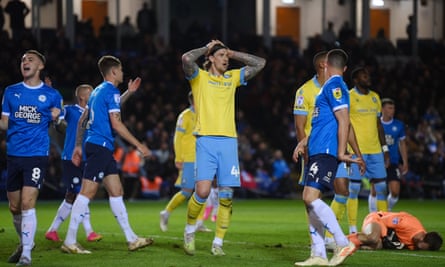 Aden Flint menunjukkan kesedihannya selama kekalahan telak Sheffield Wednesday