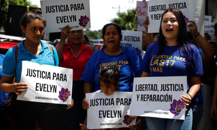 Women in El Salvador hold placards that read: “Freedom, justice and reparation” and “Justice for Evelyn”