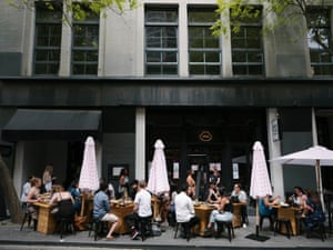 Los comensales disfrutan de un almuerzo al aire libre en Hochi Mama, un restaurante en Little Bourke Street, Melbourne.