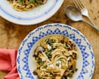Ricette Vegetariane per Tutti: Linguine con Funghi e Bietola, e Pere Cotte con Crumble di Nocciole Speziate di Thomasina Miers