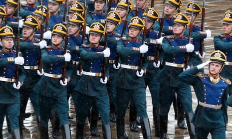 2024 年 5 月 7 日,在俄羅斯莫斯科克里姆林宮舉行的弗拉基米爾·普丁就任俄羅斯總統的儀式結束後,俄羅斯士兵在克里姆林宮大教堂廣場參加總統軍團的閱兵式。