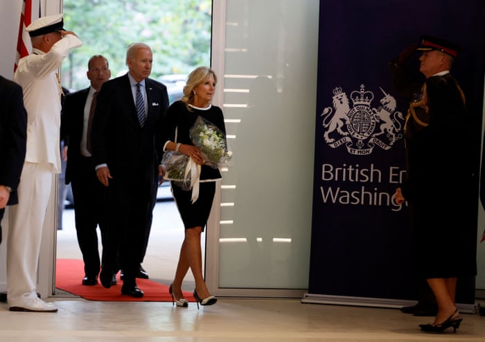 جو بایدن و بانوی اول جیل بایدن برای ادای احترام به سفارت بریتانیا آمدند.
