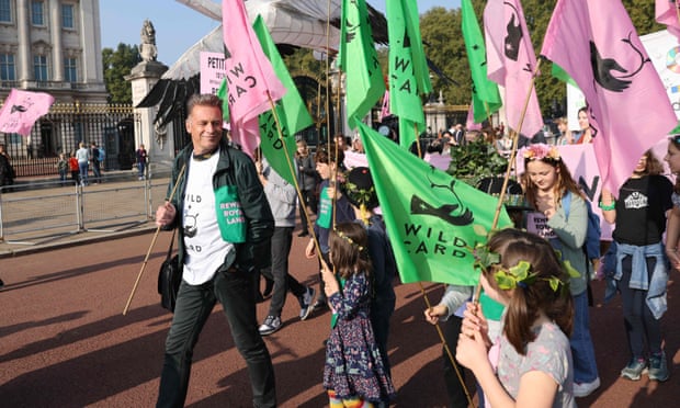 Chris Packham with school students and parents outside Buckingham Palace on Saturday