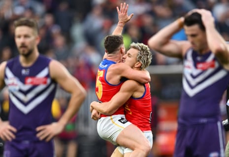 Kai Lohmann e Dayne Zorko comemoram enquanto o Brisbane sai das nuvens para vencer o Fremantle na grande final da AFL de 2026