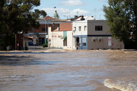 Battye Street is cut by fast flowing waters as the Lachlan River continues to rise.