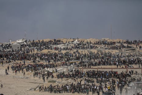 Internally displaced Palestinians waiting for aid trucks near a food distribution point in Zikim, northern Gaza Strip, on 08 August 2025. Humanitarian organizations have warned of an imminent food catastrophe for thousands of children, a crisis caused by severe food insecurity, a decline in health services, and ongoing restrictions on humanitarian aid and essential supplies.