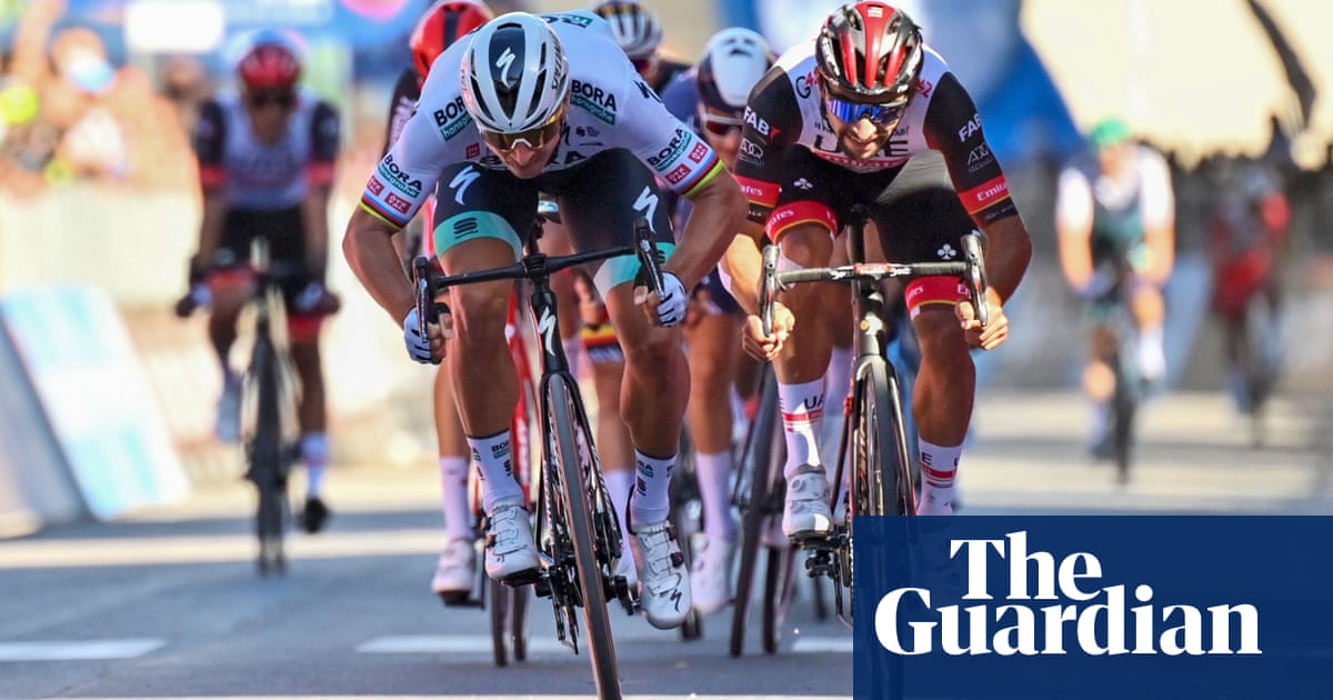 Peter Sagan holds off rivals and sprints to victory in stage 10 of Giro d’Italia