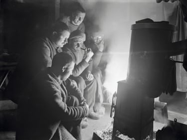 The Nightwatchman’s Story, March 1915The digitization of the negatives in 2015 unlocked remarkable details captured originallyby Hurley, but invisible in previous reproductions.I n this image, a sixth crew member was revealed, hidden behind the smoke from the stove.