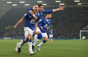 Leon Osman celebra el gol en la Capital One Cup contra Norwich en 2015.