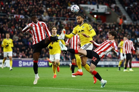 Dominic Calvert-Lewin tangles with with Nordi Mukiele.