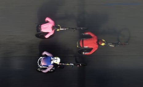 Competitors in the men’s wheelchair race cross Tower Bridge.