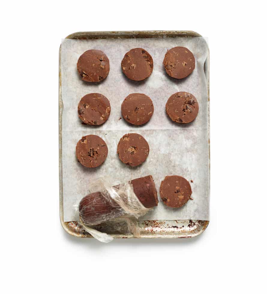 Lined baking tray with rounds cut from sausage-shaped dough