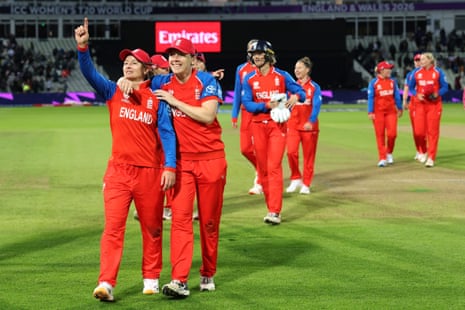 Danni Wyatt-Hodge, Nat Sciver-Brunt and teammates of England celebrate victory.