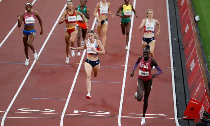 Athing Mu of the United States crosses the line to win gold.
