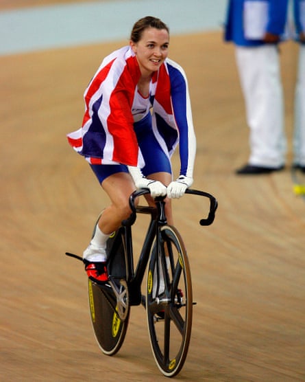 Victoria Pendleton depois de ganhar a medalha de ouro na corrida de velocidade do ciclismo de pista feminino nas Olimpíadas de Pequim de 2008