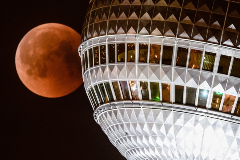 Những hình ảnh ấn tượng về hiện tượng trăng máu dài kỷ lục trong suốt 100 năm qua được ghi nhận từ khắp nơi trên thế giới - Ảnh 17.