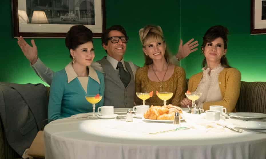 Matthew Goode as Robert Evans, head of Paramount Pictures, drinking cocktails with three women, in The Offer.