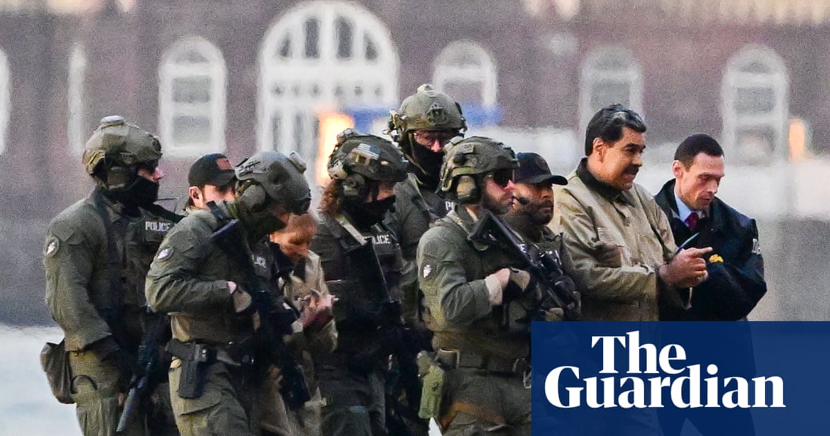 Maduro taken off helicopter in New York on way to court – video